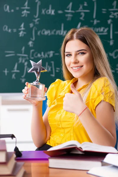 Young female student in front of the chalkboard — Stock Photo, Image