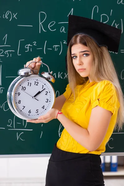 Joven estudiante delante de la pizarra —  Fotos de Stock