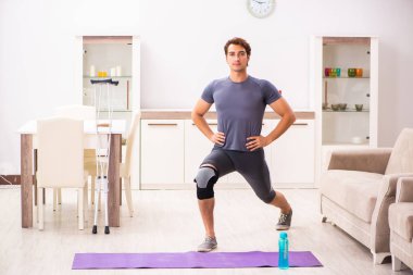 Adam diz yaralanma kurtarma için egzersiz