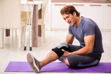 Adam diz yaralanma kurtarma için egzersiz