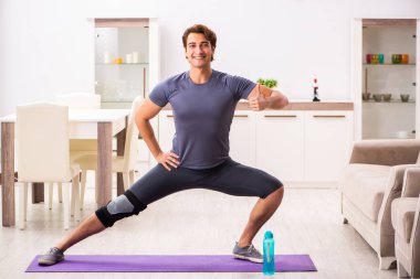 Adam diz yaralanma kurtarma için egzersiz