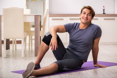 Adam diz yaralanma kurtarma için egzersiz