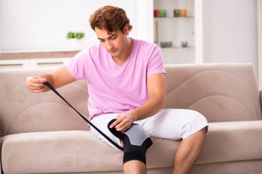 Yaralı Diz evde kurtarma ile genç adam