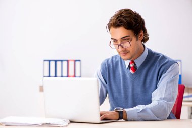 Ofiste çalışan yakışıklı bir genç. 