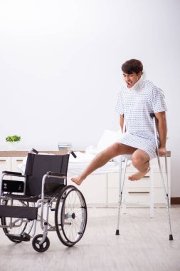 Yakışıklı delikanlı hastanede tekerlekli sandalyede 