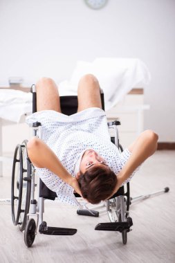 Yakışıklı delikanlı hastanede tekerlekli sandalyede 