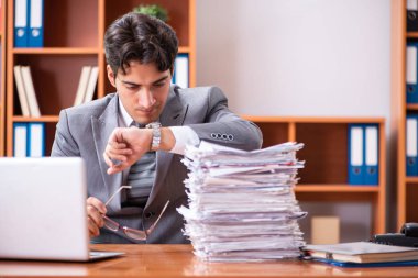 Genç yakışıklı iş adamı aşırı işten memnun değil. 