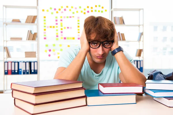 Estudiante preparándose para exámenes universitarios —  Fotos de Stock