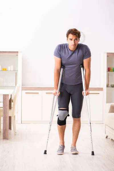 Homme exerçant pour la récupération des blessures au genou — Photo