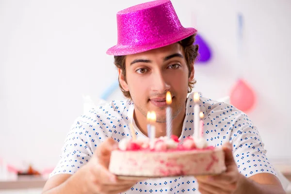 Junger Mann feiert Geburtstag im Krankenhaus — Stockfoto