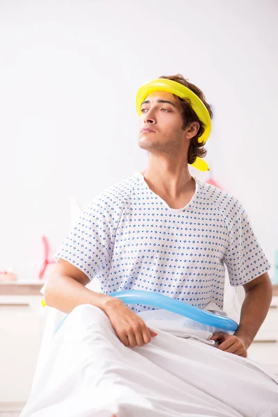 Jovem comemorando seu aniversário no hospital — Fotografia de Stock