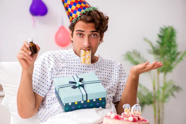 Giovane uomo che festeggia il suo compleanno in ospedale — Foto Stock