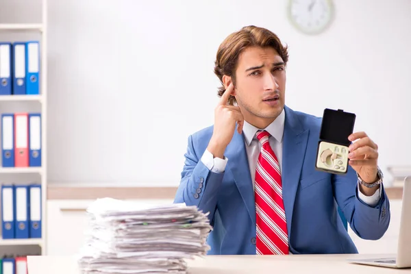 Empleado sordo usando audífono en la oficina — Foto de Stock