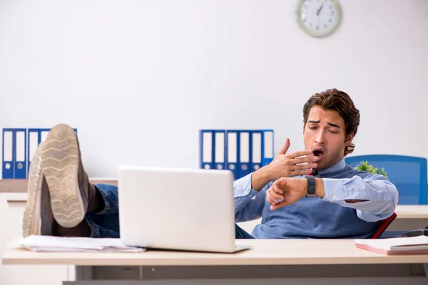 Ung stilig anställd på kontoret — Stockfoto