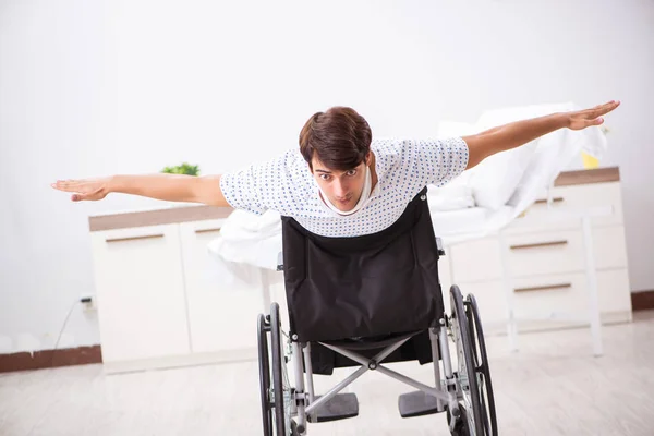 病院で車椅子で若いハンサムな男 — ストック写真