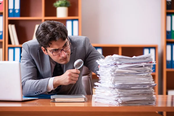 Genç yakışıklı iş adamı aşırı işten memnun değil. 