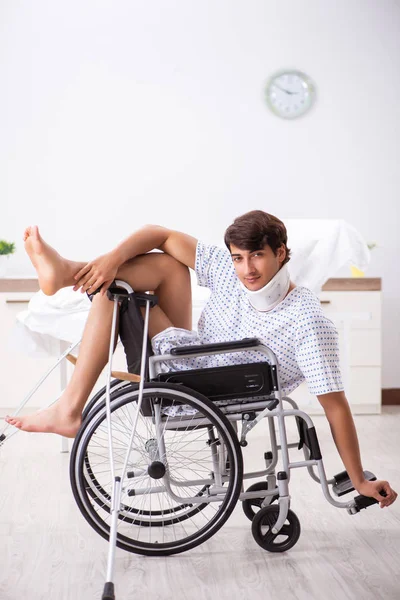 Yakışıklı delikanlı hastanede tekerlekli sandalyede 