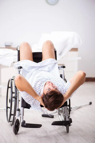 Yakışıklı delikanlı hastanede tekerlekli sandalyede 