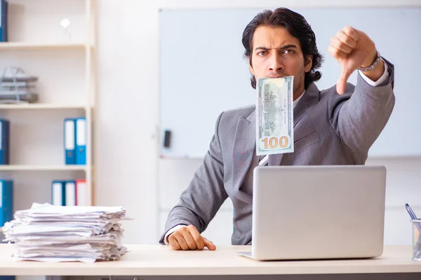 Junge hübsche Geschäftsmann Mitarbeiter sitzt im Büro — Stockfoto