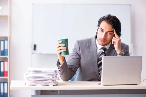 Junge hübsche Geschäftsmann Mitarbeiter sitzt im Büro — Stockfoto