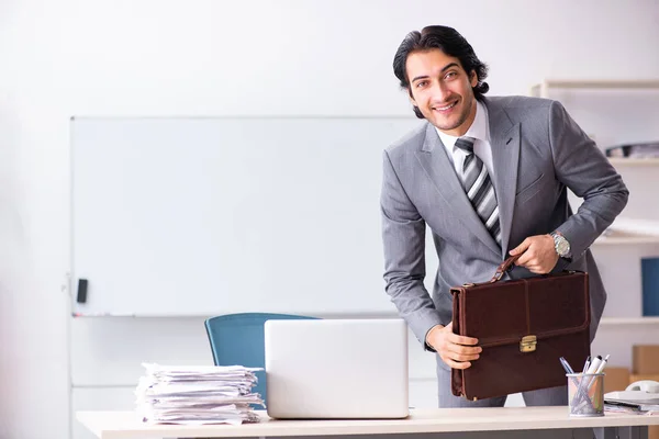 Jovem e bonito empresário empregado no escritório — Fotografia de Stock