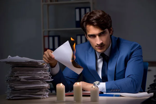 Zakenman branden het bewijs laat in office — Stockfoto