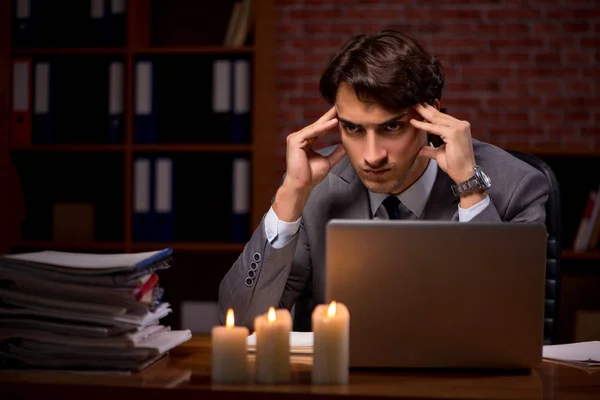 Homme d'affaires travaillant tard dans le bureau avec de la lumière de bougie — Photo