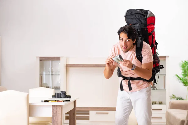 Joven turista masculino preparándose para el viaje en casa —  Fotos de Stock