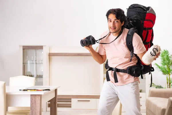 Joven turista masculino preparándose para el viaje en casa — Foto de Stock