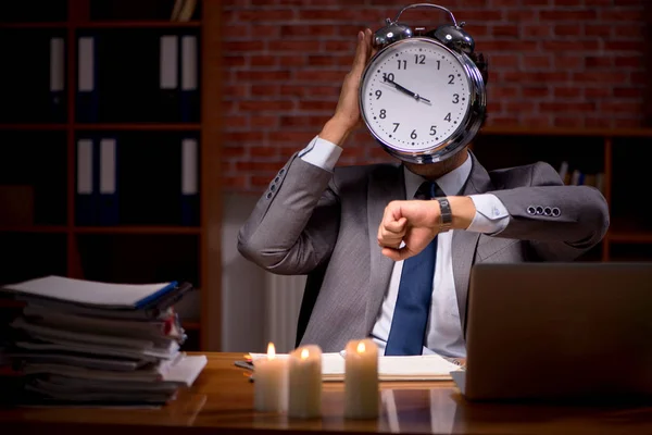 Affärsman som jobbar sent i kontor med levande ljus — Stockfoto