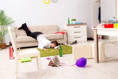 Genç adam akşamdan sonra parti 