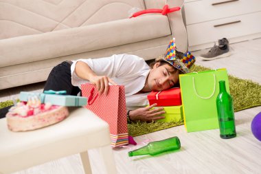 Genç adam akşamdan sonra parti 