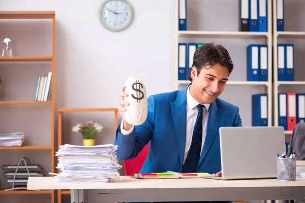 Joven hombre de negocios guapo trabajando en la oficina —  Fotos de Stock