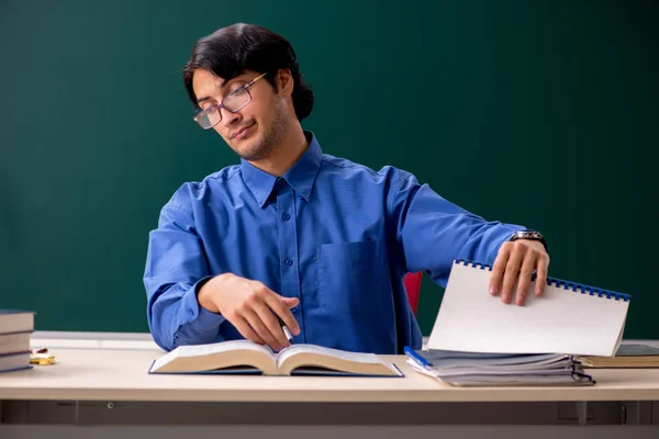 Joven profesor delante de pizarra —  Fotos de Stock