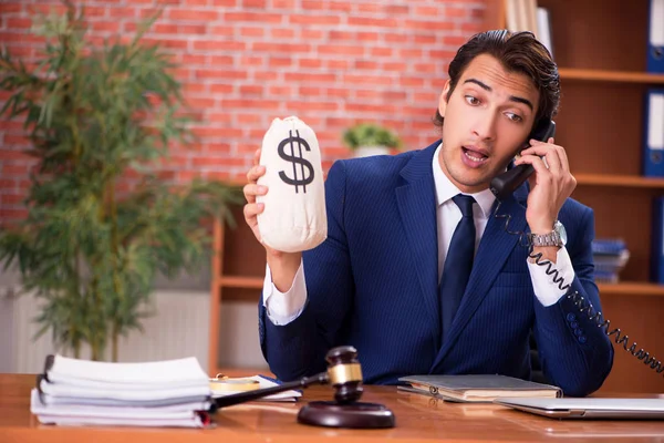 Jeune beau avocat travaillant dans son bureau — Photo