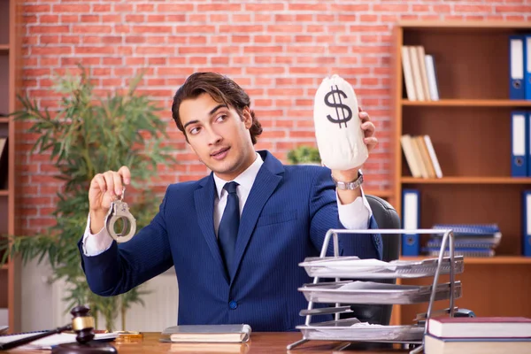 Jeune beau avocat travaillant dans son bureau — Photo