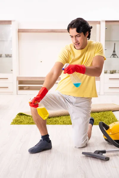 Jonge knappe man doen van huishoudelijk werk — Stockfoto