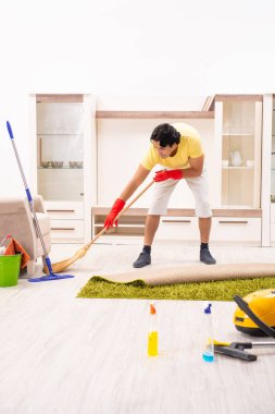 Ev işi yapan genç yakışıklı erkek 