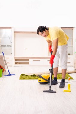 Ev işi yapan genç yakışıklı erkek 