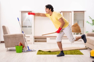 Ev işi yapan genç yakışıklı erkek 