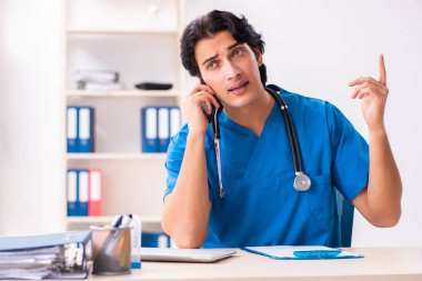 Genç yakışıklı doktor klinikte çalışan 