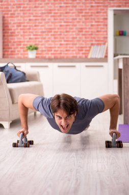 Yakışıklı delikanlı spor egzersizleri evde yapıyor 