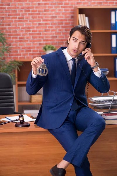 Mladý pohledný právník pracuje ve své kanceláři — Stock fotografie
