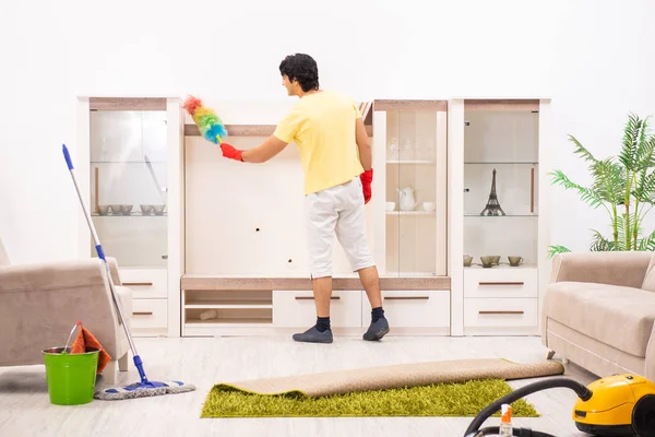 Mladý pohledný muž dělat domácí práce — Stock fotografie