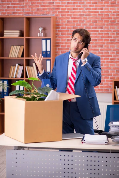 Joven despedido de su trabajo — Foto de Stock