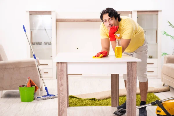 Joven hombre guapo haciendo tareas domésticas —  Fotos de Stock