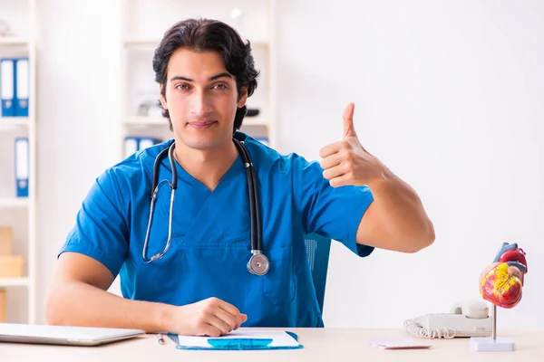 Mladý pohledný doktor pracuje na klinice — Stock fotografie