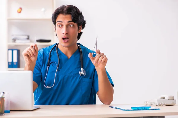 Mladý pohledný doktor pracuje na klinice — Stock fotografie