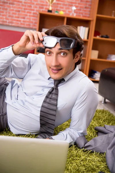 事務所で休憩中に仮想の眼鏡を持つ若い従業員 — ストック写真