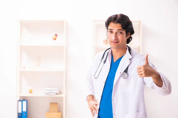 Junge hübsche Ärztin arbeitet in der Klinik — Stockfoto